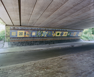 401830 Afbeelding van het tegelmozaïek tegen de wand van de fietstunnel in de Brennerbaan te Utrecht.